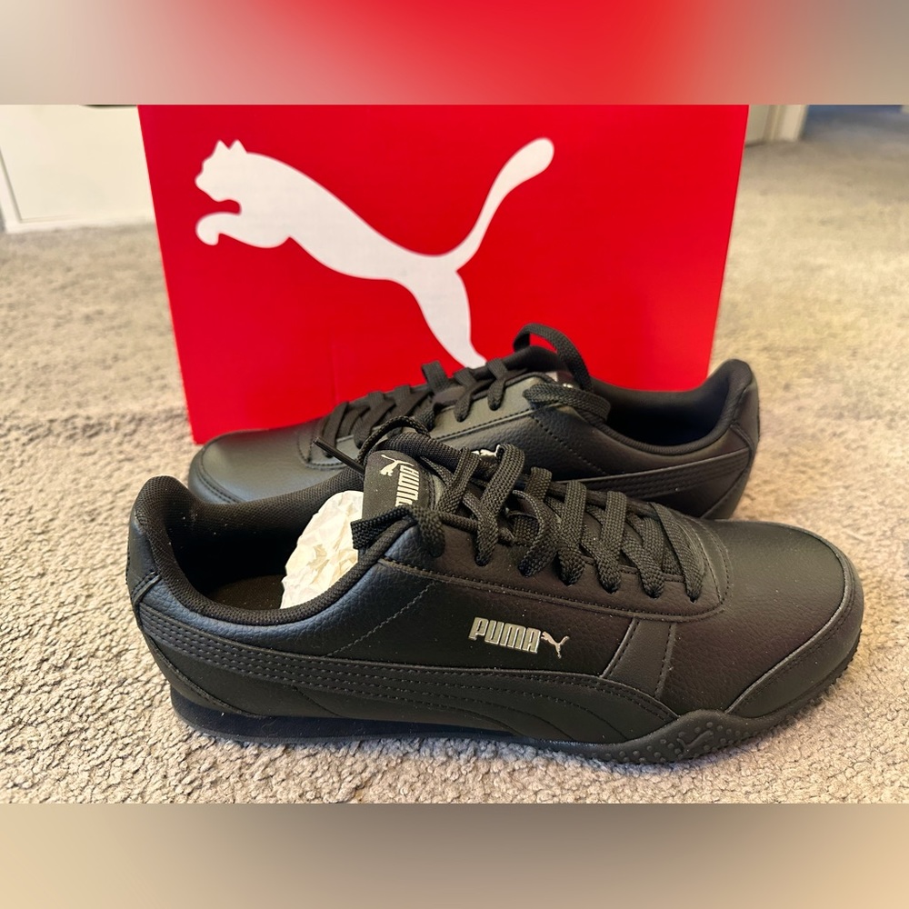 Black puma sneakers